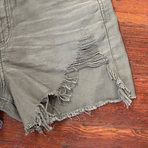 NWT American Eagle Highest Rise Mom chewed hem distressed cutoff shorts sz 6 - Picture 3 of 7